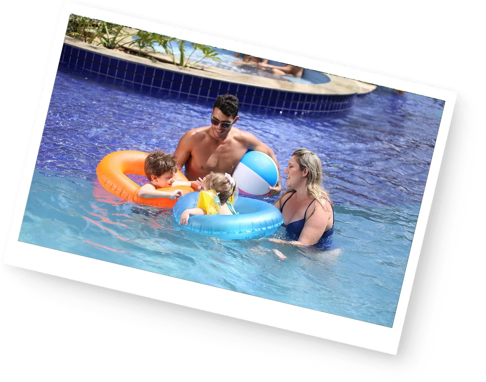 Família feliz na piscina do resort em Olímpia